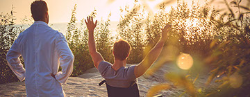 Infirmier et patient devant la mer